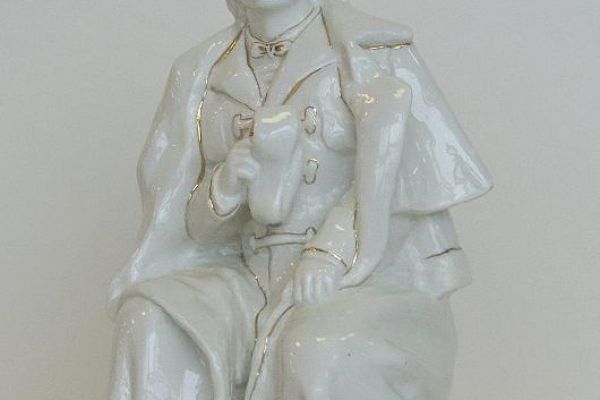 Илья Слоним. Народный артист СССР И.С. Козловский в роли Ленского, конец 1940-х. Фарфор, позолота, 24,5х13,8х15 см. Государственный Эрмитаж, С.-Петербург