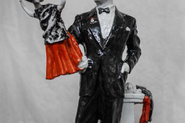 Илья Слоним. Сергей Образцов с куклой Кармен, 1940-е. Фарфор. Государственная Третьяковская галерея, Москва. Фото Натальи Розенвассер