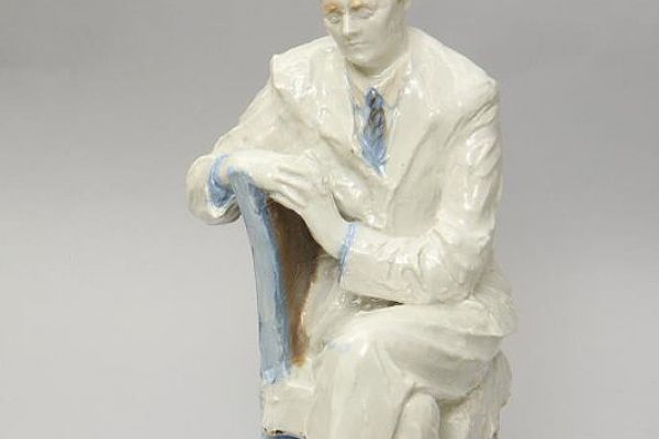Илья Слоним. Композитор Дмитрий Шостакович, 1946 (?). Фарфор, роспись надглазурная, высота 32 см, основание 20х14 см. Государственный дворцово-парковый музей-заповедник ''Останкино и Кусково'', Москва