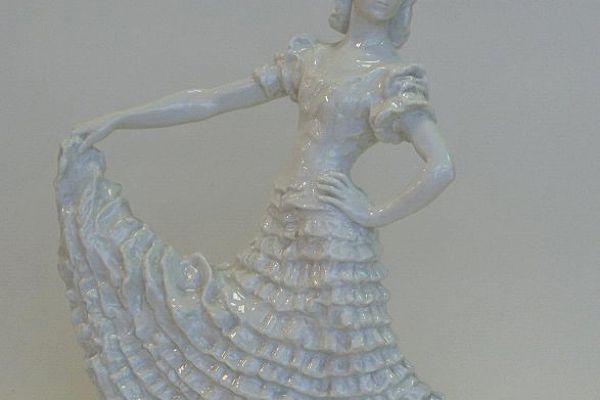 Илья Слоним. Балерина Симонова, исполняющая испанский танец. 1947. Фарфор, 36х25х10 см. Государственный Эрмитаж, С.-Петербург