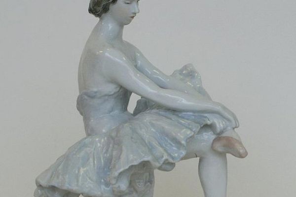 Илья Слоним. Балерина Евгения Соколова. 1948. Фарфор, роспись надглазурная полихромная, 27х18,2х17,8 см. Государственный Эрмитаж, С.-Петербург