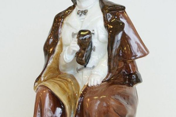 Илья Слоним. Артист И.С. Козловский в роли Ленского, 1949. Автор модели И. Слоним, роспись Е.Н. Лупановой. Фарфор, роспись надглазурная полихромная, 24,6х14х14,8 см. Государственный Эрмитаж, С.-Петербург