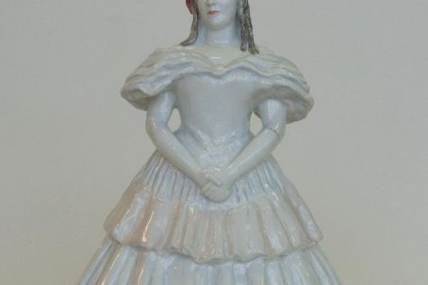 1949 Артистка Н.Д. Шпиллер в роли Татьяны, 1949. Автор модели И. Слоним, автор росписи Е.Н. Лупанова. Фарфор, роспись надглазурная полихромная, позолоа, 30,3х23х17,5 см. Государстввенный Эрмитаж