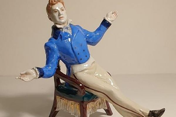 Илья Слоним. Игорь Ильинский в роли Хлестакова. 1950-1952. Пьеса Н.В. Гоголя ''Ревизор'', 1950-1952. Фарфор, роспись, 22,3х21,5х22,5 см. Государственный музей истории российской литературы имени В.И. Даля, Москва  