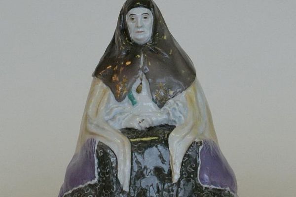 Илья Слоним. Артистка Евдокия Турчанинова. 1950-е. Фарфор, роспись надглазурная полихромная, позолота, 19х17,3х14 см. Государственный Эрмитаж, С.-Петербург