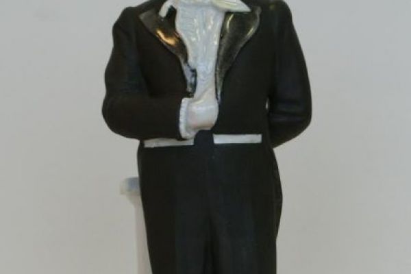 Илья Слоним. Народный артист РСФСР П.М. Норцов в роли Онегина, 1950. Автор модели И. Слоним, автор росписи Е.Н. Лупанова. Фарфор, роспись надглазурная полихромная, позолота, 32,3з10,5х11,5 см. Государственный Эрмитаж, С.-Петербург