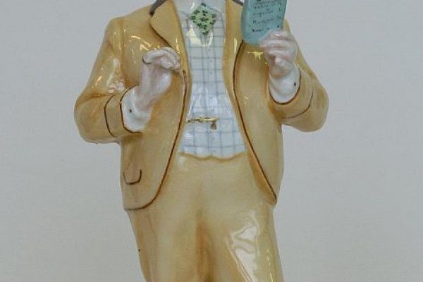 Илья Слоним. Николай Рыжов в роли Барабошева. 1951. Пьеса  А.Н. Островского ''Правда - хорошо, а счастье лучше''.  Автор модели И. Слоним, автор росписи Е.Н. Лупанова. Фарфор, роспись надглазурная полихромная, позолота, 25,2х11х8,5 см. Государственный Эрмитаж, С.-Петербург