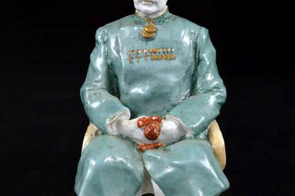 Илья Слоним. Николай Яковлев в роли Грознова. 1955. Пьеса Н.А. Островского ''Правда - хорошо, а счастье лучше''. Автор росписи В.Ф. Рукавишникова. Фарфор, 20,5х11х13 см. Ленинградский фарфоровый завод. Государственный центральный театральный музей имени А.А. Бахрушина, Москва