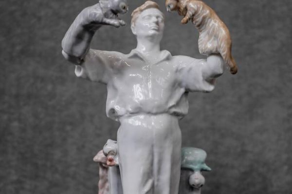 Илья Слоним. Сергей Образцов с куклами из спектакля Кошкин, дом, 1940-е. Фарфор, 31,3х17,5х13,5 см. Государственная Третьяковская галерея, Москва. Фото Натальи Розенвассер