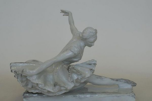 Илья Слоним. Балерина. Конец 1940-х. Фарфор, 19,7х27х18,5 см. Государственный Эрмитаж, С.-Петербург