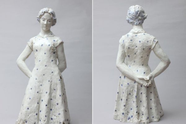 Илья Слоним. Девушка, 1959. Фаянс, роспись надглазурная кобальтовая, 76,5х36х27,5 см. Конаковский фарфоровый завод. Государственный дворцово-парковый музей-заповедник ''Останкино и Кусково'', Москва