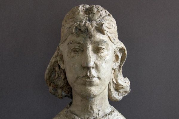 1940-е Портрет поэтессы Мариэтты Шагинян, 1940-е. Гипс тонированный, 48х30х31 см. Нижнетагильский музей изобразительных искусств, Свердловская область