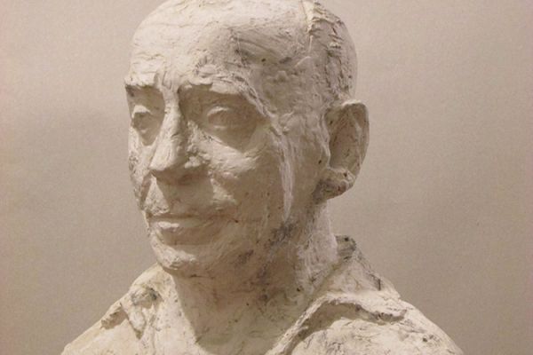 Илья Слоним. Портрет скульптора Исидора Фрих-Хара, 1940. Гипс, 45х50х30 см. Омский областной музей изобразительных искусств имени М.А. Врубеля