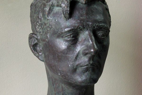 Илья Слоним. Портрет композитора Дмитрия Шостаковича, 1941-1942. Бронза, гранит, 41х18х25 см. Брянский областной художественный музейно-выставочный центр