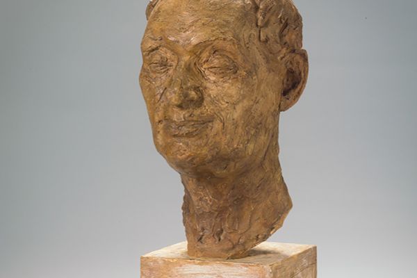 Илья Слоним. Портрет художника Роберта Фалька (ракурс), 1944. Гипс тонированный, высота 61 см. Фото: сайт USSR-art.ru