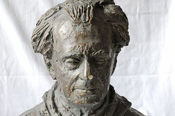 Илья Слоним. Портрет писателя Ильи Эренбурга, около 1961. Гипс тонированный, 50х49х30 см. Новосибирский государственный художественный музей