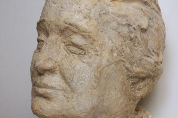 Илья Слоним. Портрет Анны Ахматовой, 1964 (?). Гипс, высота 44 см. Государственный литературно-мемориальный музей Анны Ахматовой в Фонтанном Доме, С.-Петербург