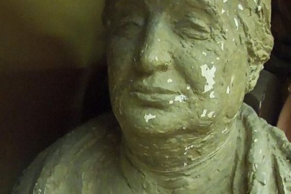 Илья Слоним. Портрет Анны Ахматовой, 1964. Гипс, 57х54х33 см. Тверской краеведческий музей