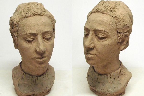 Илья Слоним. Портрет художника И.А. Старженецкой, 1972. Шамот, 42х20х22 см. Вологодская областная картинная галерея