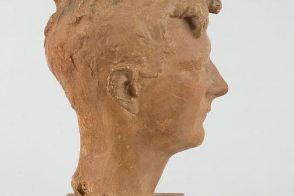 Илья Слоним. Портрет композитора Дмитрия Шостаковича. Гипс тонированный, высота 45 см, подставка 14х17х17 см. Российский национальный музей музыки, Москва