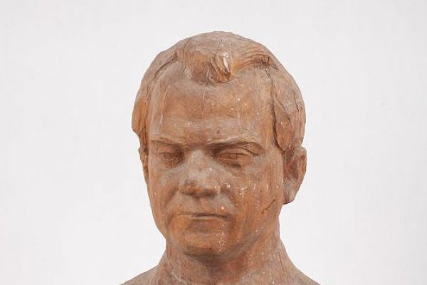 Илья Слоним. Композитор Тихон Хренников. Дерево, высота 45 см. Российский национальный музей музыки, Москва