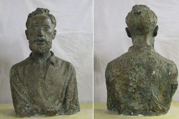 Илья Слоним. Портрет скульптора Саула Рабиновича. Гипс тонированный, 70,7х46,7х29 см. Астраханская государственная картинная галерея имени П.М. Догадина