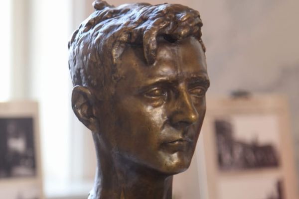 Илья Слоним. Портрет композитора Дмитрия Шостаковича. Бронза, камень. Дар И.А. Шосткович. Самарский академический театр оперы и балета имени Д.Д. Шостаковича. Фото: сайт театра