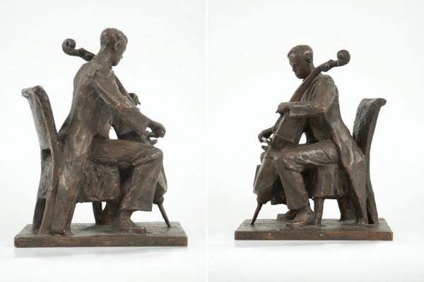 Илья Слоним. Виолончелист Мстислав Ростропович, 1960-е. Бронза, 35х25х27 см. Российский национальный музей музыки, Москва