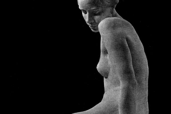 Надежда Крандиевская. Сидящая девушка (ракурс), 1916. Мрамор, натуральная величина. Никитский ботанический сад, Ялта, Крым. Фото из альбома ''А.В. Парамонов. Н.В. Крандиевская'', М., ''Советский художник'', 1969