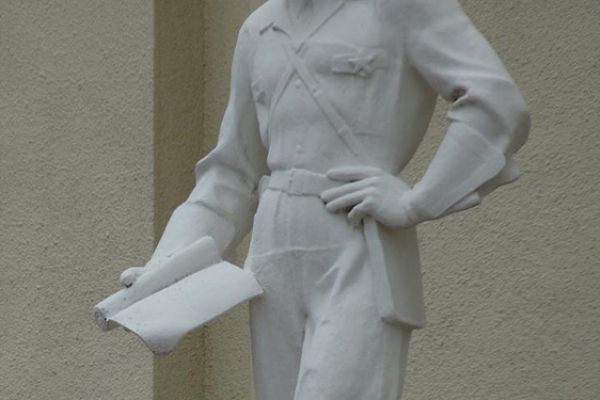 Надежда Крандиевская. Фигура летчика, 1936. Бетон. Совместно с Л.М. Писаревским. Парапет кинотеатра ''Мир'', Нижний Новгород. Фото: vigle