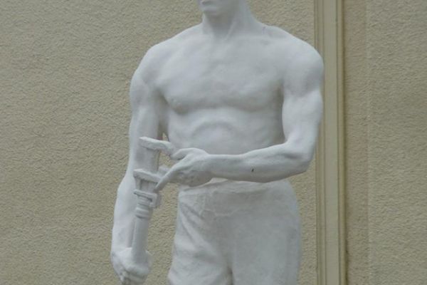 Надежда Крандиевская. Фигура рабочего, 1936. Бетон. Совместно с Л.М. Писаревским. Парапет кинотеатра ''Мир'', Нижний Новгород. Фото: vigle