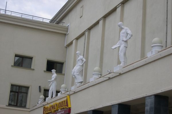 Надежда Крандиевская. Фигуры рабочего, крестьянки, пилота. Бетон. Совместно с Л.М. Писаревским. Парапет кинотеатра ''Мир'', Нижний Новгород 