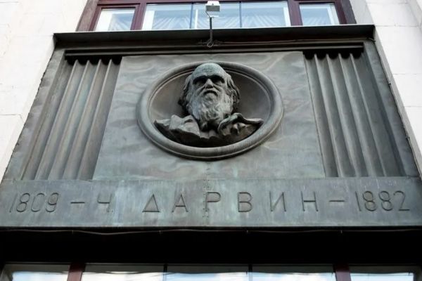 Надежда Крандиевская. Ч. Дарвин, 1937-1938. Бюст-медальон. Бронза, четыре натуральные величины. Фасад Российской государственной библиотеки, Москва. Фото: HelgaTor  (фотобанк ''Лори'') 