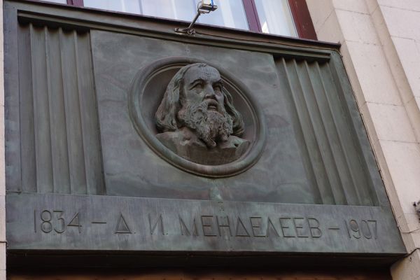 Надежда Крандиевская. Д.И. Менделеев, 1937-1938. Бюст-медальон. Бронза, четыре натуральные величины. Фасад Российской гос. библиотеки, Москва. Фото: Музей-архив Д. И. Менделеева СПбГУ (ВКонтакте)