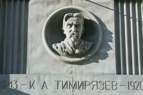 Надежда Крандиевская. К.А. Тимирязев, 1937-1938. Бюст-медальон. Бронза, четыре натуральные величины. Фасад Российской государственной библиотеки, Москва