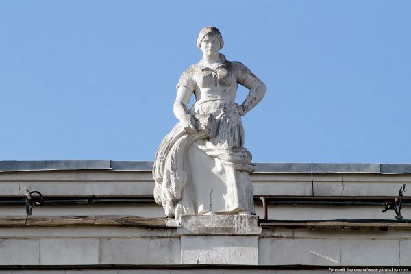 Надежда Крандиевская. Колхозница, 1937-1938. Бетон, высота 300 см. Повторена дважды. Крыша Российской государственной библиотеки, Москва. Фото Евгения Чеснокова, снято до реставрации в 2023 году