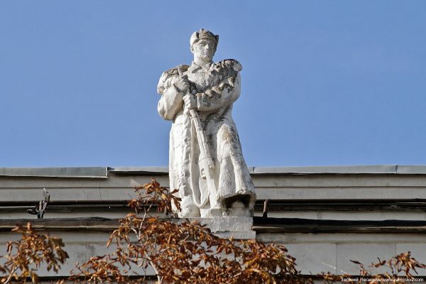 Надежда Крандиевская. Красноармеец, 1937-1938. Бетон, высота 300 см. Повторен дважды. Крыша Российской государственной библиотеки, Москва. Фото Евгения Чеснокова, снято до реставрации в 2023 году