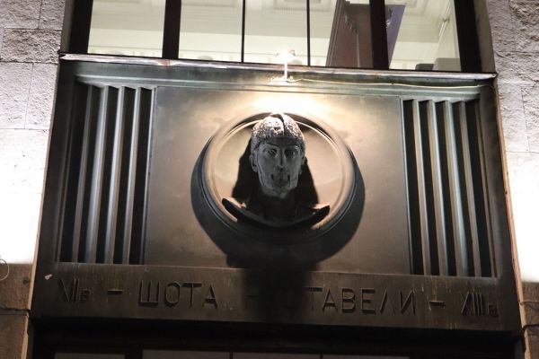 Надежда Крандиевская. Ш. Руставели,1937-1938. Бюст-медальон. Бронза, 4 натуральные величины. Фасад Российской государственной библиотеки, Москва. Фото Елены М.