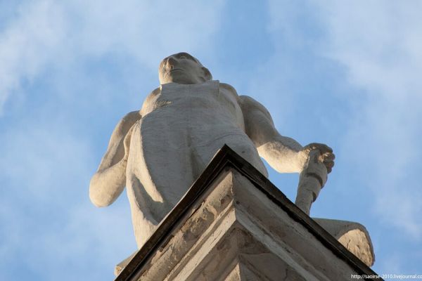 Надежда Крандиевская. Фигура Рабочего (ракурс), 1940-1941. Бетон. Башня гостиницы ''Пекин'', Москва. Архитектор Д.Н. Чечулин. После войны работа выполнена Н. В. Томским по эскизам Н. Крандиевской и П.Файдыша. Фигура до и после реставрации 2020 года