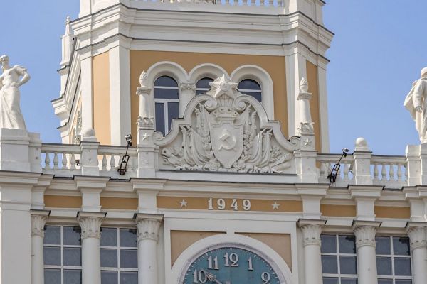 Надежда Крандиевская. Фигуры Колхозницы и Воина, 1940-1941. 1940-1941. Бетон. Башня гостиницы ''Пекин'', Москва. Архитектор Д.Н. Чечулин. После войны работа выполнена Н. В. Томским по эскизам Н. Крандиевской и П. Файдыша. Фигуры отреставрированы в 2020 году. Фото: presnya.mos.ru