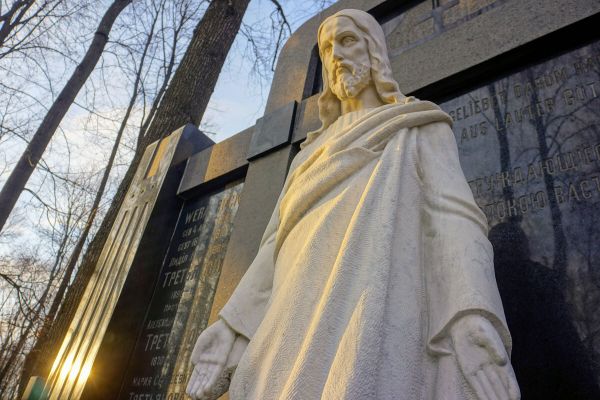 Надежда Крандиевская. Фигура Христа (фрагмент), 1946. Камень. Усыпальница Рекк-Третьяковых, Введенское кладбище, Москва. Фото: AR.MOSCOW