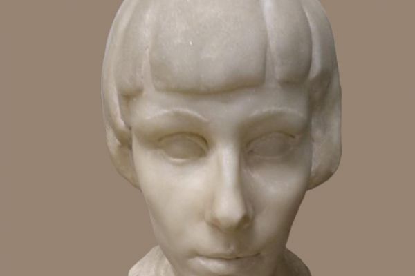 Надежда Крандиевская. Голова девушки (Майя Кювилье ), 1915. Мрамор, 44х20х24 см. Государственный музей изобразительных искусств Республики Татарстан, Казань