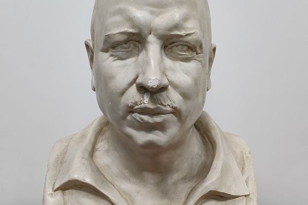 Надежда Крандиевская. Поэт Демьян Бедный, не ранее 1920 - не позднее 1929. Гипс, 55х37х26 см. Государственный центральный музей современной истории России, Москва