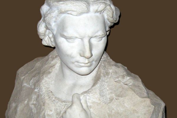 Надежда Крандиевская. Портрет комсомолки Шуры Ивановой, 1938. Мрамор, 64х72х44 см. Брянский областной художественный музейно-выставочный центр