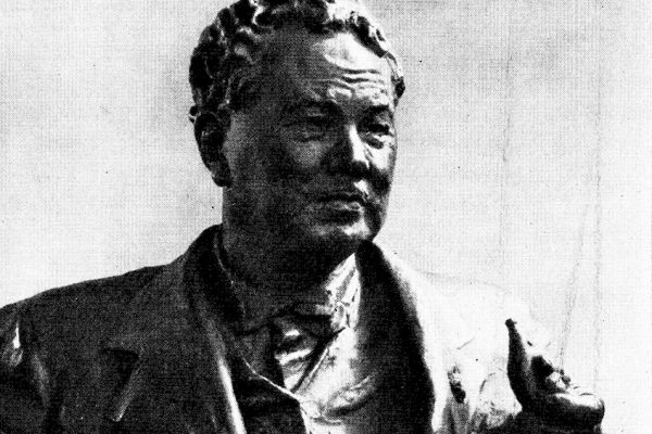 Надежда Крандиевская. Портрет Народного художника СССР А.М. Герасимова, 1943. Гипс тонированный. Фото из альбома ''А.В. Парамонов. Н.В. Крандиевская'', М., ''Cоветский художник'', 1969