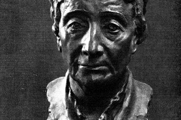 Надежда Крандиевская. Портрет Народной артистки СССР Е.В. Турчаниновой, 1945. Бронза, 44х20х23,5 см. Государственный центральный театральный музей имени А.А. Бахрушина, Москва. Фото из альбома ''А.В. Парамонов. Н.В. Крандиевская'', М., ''Советский художник'', 1969