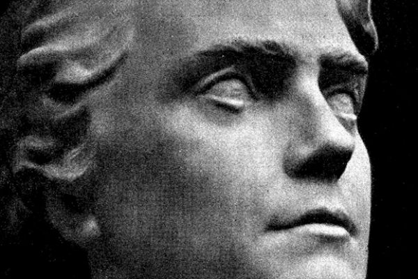 Надежда Крандиевская. Народная артистка СССР Е.Н. Гоголева, 1946. Мрамор, 42х29х26 см. Фото из альбома ''А.В. Парамонов. Н.В. Крандиевская'', М., ''Советский художник'', 1969