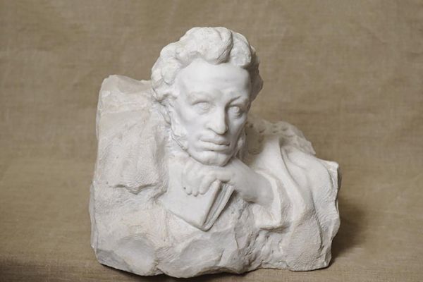 Надежда Крандиевская. А.С. Пушкин, 1958. Мрамор, 40х40х30 см. Оренбургский областной музей изобразительных искусств