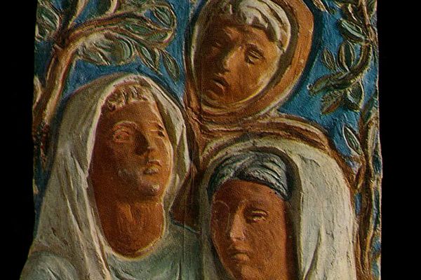 Абрам Малахин. Три женщины, 1960-е. Рельеф. Керамика. Фото из альбома Т.Б. Мантурова. Абрам Малахин, М., Советский художник, 1979