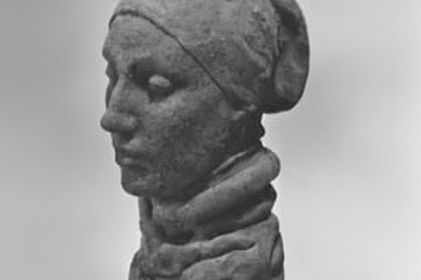 Нинель Богушевская. ''Портрет художника Ирины Ярошевич'', 1970-е - 1980-е. Шамот. Фото из архива Максима Митлянского